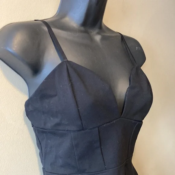 ❌SOLD❌Black Peplum Low-Cut Tank Top 🖤 - Picture 3 of 5